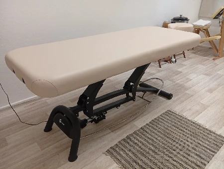 Elektrické masážní lehátko v masérně ve Vyškově