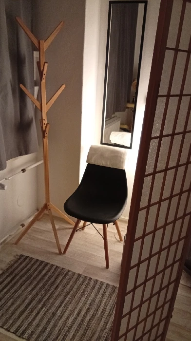 Věšák na oblečení, židle a zrcadlo v masérně