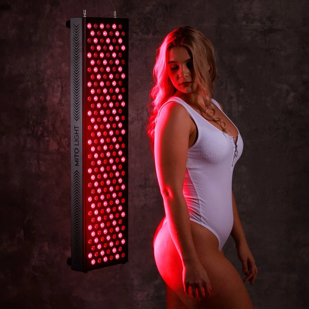 Panel MITO LIGHT s červeným světlem během terapie