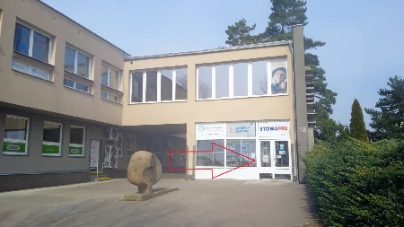 Budova s hlavním vchodem