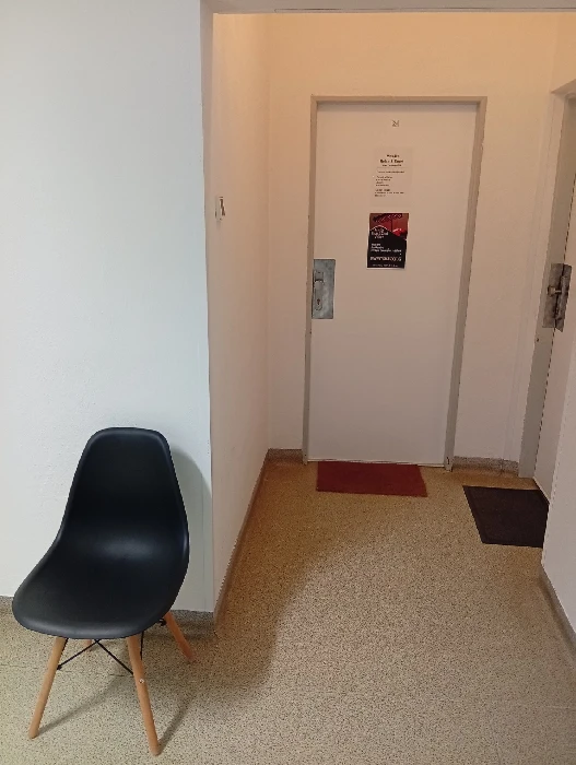 Dveře masérny na chodbě